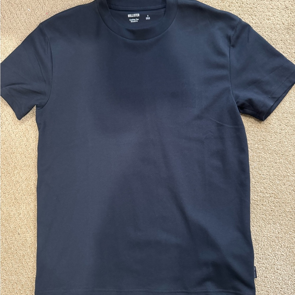 Hollister Men's Back and Gray Short Sleeve Tee (cooling tee relaxed fit)